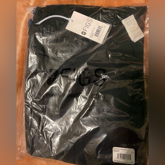 FIGS FreeX Cairo Lined Cargo Scrub Pants in Black! Size L, NWT - Picture 3 of 12